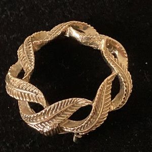 VINTAGE GERRY’S SIGNED ROUND GOLD TONE LEAF/FEATHER BROOCH PIN